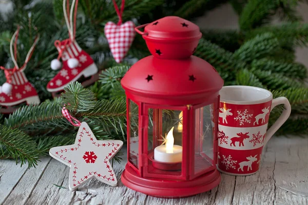 Scandinavische stijl kerststilleven met rode lantaarn — Stockfoto