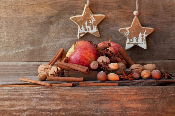 Estilo rústico Navidad Naturaleza muerta con manzanas —  Fotos de Stock