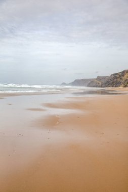 Portekiz 'in batı kıyısında terk edilmiş bir sahil.