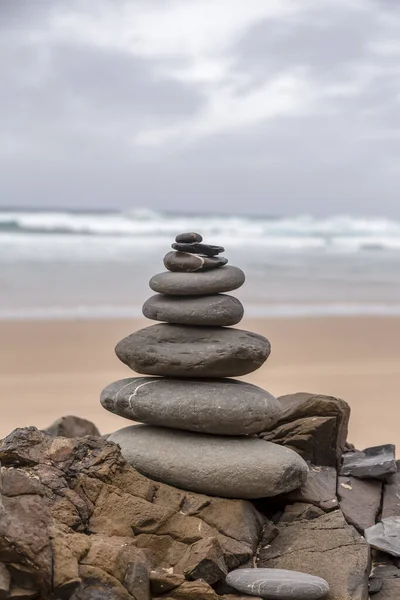 Tour de pierre à une plage portugaise — Photo