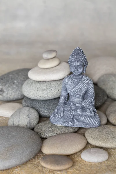 Статуя Будди і врівноважений камінь Керн — стокове фото