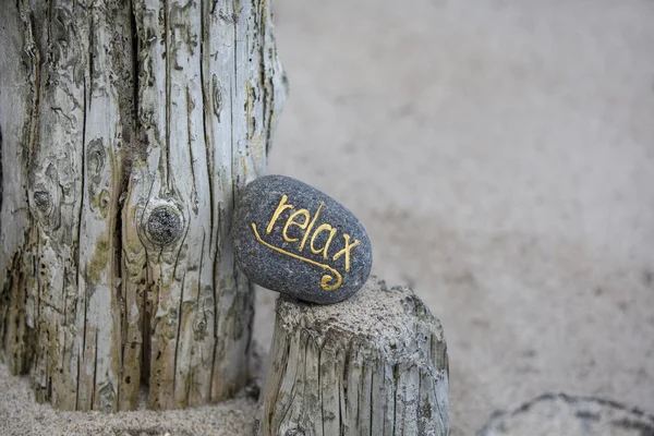 Odpočiňte si nápis na oblázky na Sandy Beach — Stock fotografie