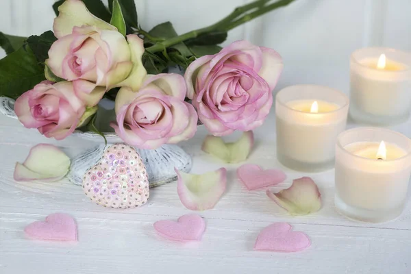 Rosas românticas ainda vida com velas — Fotografia de Stock
