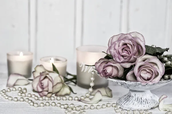 Rosas románticas Naturaleza muerta con perlas y velas — Foto de Stock