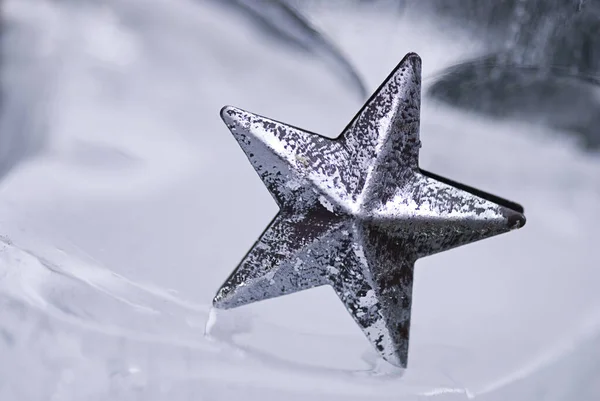 Adorno estrella de Navidad de plata sobre hielo — Foto de Stock