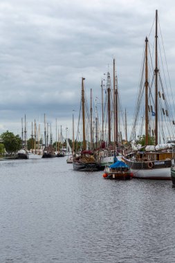 Greifswald 'daki tarihi liman, Almanya' nın kuzeydoğusunda Mecklenburg-Vorpommern 'deki Baltık Denizi kıyısı bölgesi