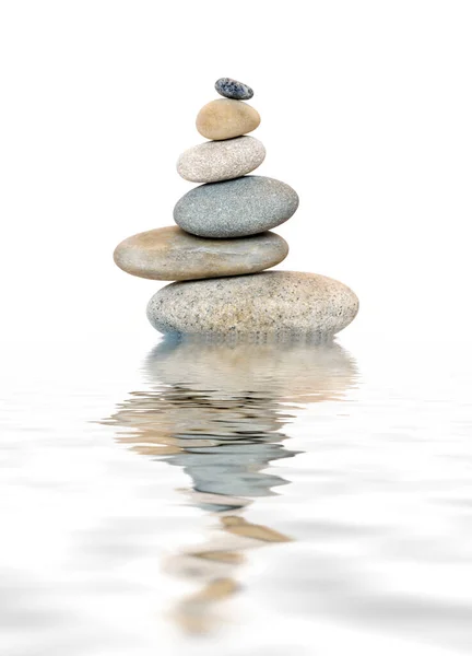 Pedra Seixo Bem Equilibrada Cairn Refletindo Água Através Fundo Branco — Fotografia de Stock