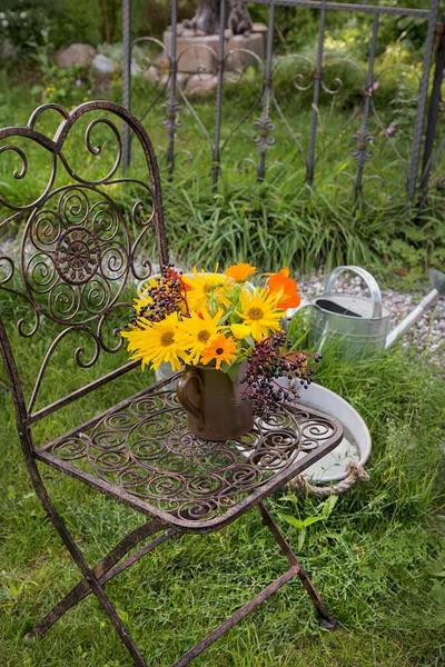 美丽的秋天花束 装在老式陶瓷杯中 挂在旧椅子上 在我的乡村花园里 非常适合做贺卡 礼品盒或日历图像 — 图库照片