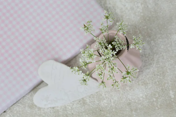 Romantisk Shabby Chic Stilleben Med Vitt Hjärta Och Blomma Perfekt — Stockfoto