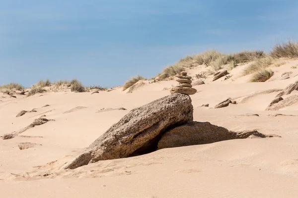 Pile de cailloux sur la plage de sable — Photo