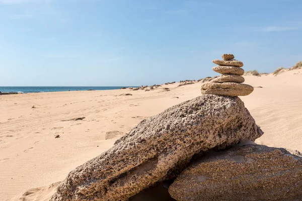 Pile de cailloux sur la plage de sable — Photo