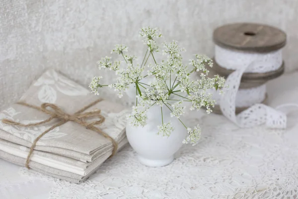 Romántico Bodegón Chic Con Bobinas Madera Encaje Flor Perfecto Para —  Fotos de Stock