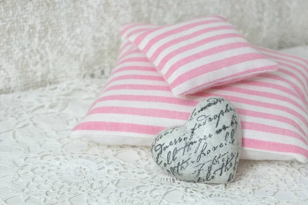 Romântico Shabby Chic Ainda Vida Com Pouco Rosa Branco Listrado — Fotografia de Stock