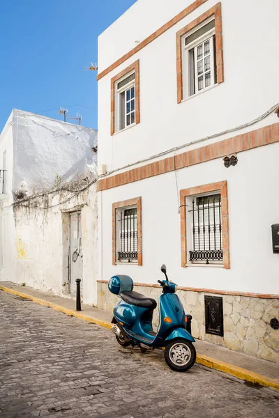 Motor Scooter Fron Traditional House Narrow Alleys One White Villages — Stock Photo, Image