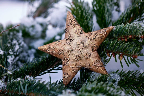 Adorno de estrella de Navidad en la nieve — Foto de Stock