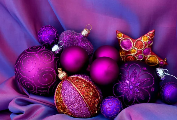 Decoração de Natal opulenta em roxo e rosa — Fotografia de Stock