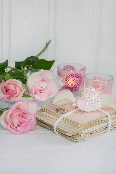 Rosa nostálgica rosa y velas Naturaleza muerta Imágenes de stock libres de derechos