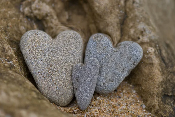 Tre Släta Hjärtformade Småsten Strandstenar — Stockfoto