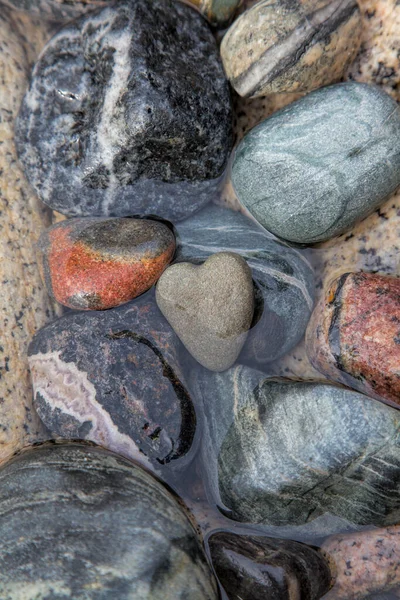 Steinherz Und Kieselsteine Einem Kleinen Wasserbecken Auf Einem Felsen — Stockfoto
