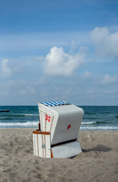 Traditionele Rieten Strandstoel Aan Een Baltische Kust Strand Een Zonnige — Stockfoto