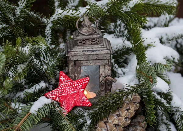 Bodegón Navidad Con Linterna Estrella Roja Con Nieve — Foto de Stock