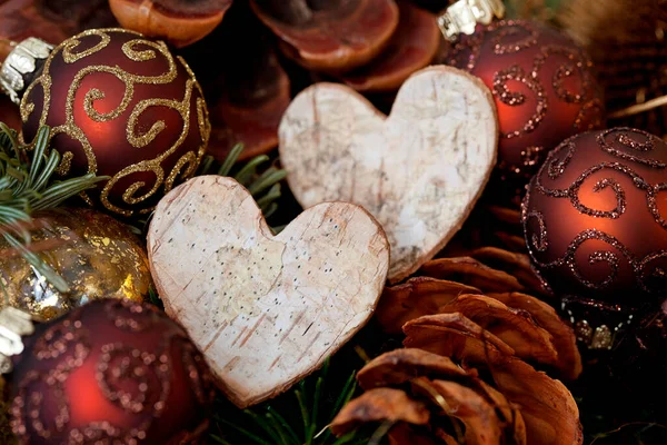 Rustikales Und Naturnahes Weihnachtsstillleben Mit Ornamenten Und Birkenrindenherz — Stockfoto
