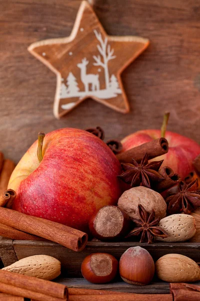 Bodegón Navidad Estilo Rústico Con Manzanas Nueces Canela —  Fotos de Stock