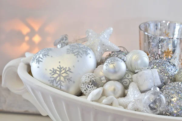 白と銀のエレガントなクリスマスの装飾 — ストック写真