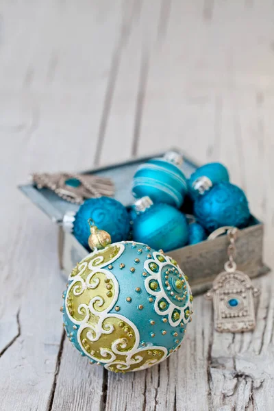 Ornements de Noël bleu turquoise en boîte — Photo