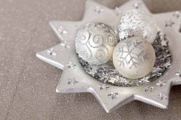 Элегантное рождественское украшение серебряными безделушками — стоковое фото