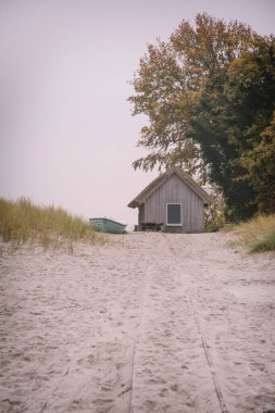 Kulübeyle Baltık Denizi İzlenimi