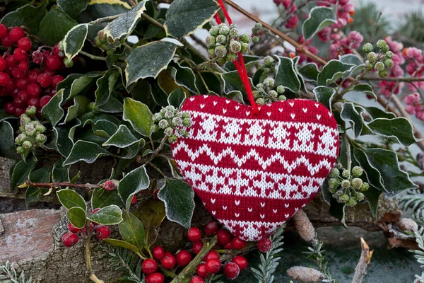 Weihnachtsdekoration im Freien mit Beeren und Blättern — Stockfoto