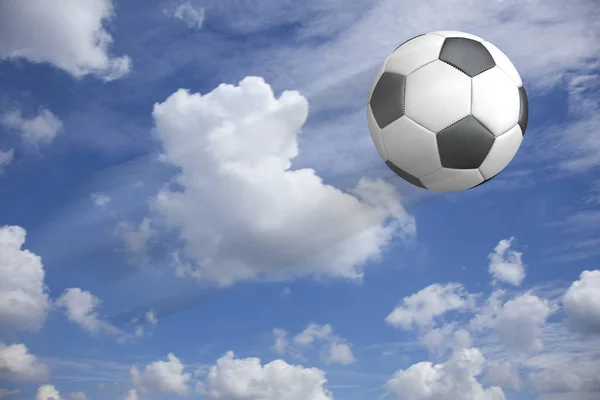 Futebol Couro Clássico Céu Azul Verão Com Nuvens Brancas — Fotografia de Stock