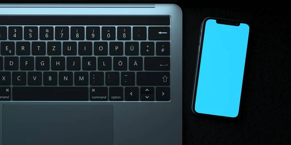 ノートパソコンのキーボードスマートフォン — ストック写真