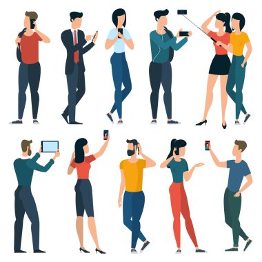 Şık gençlerle cep telefonları