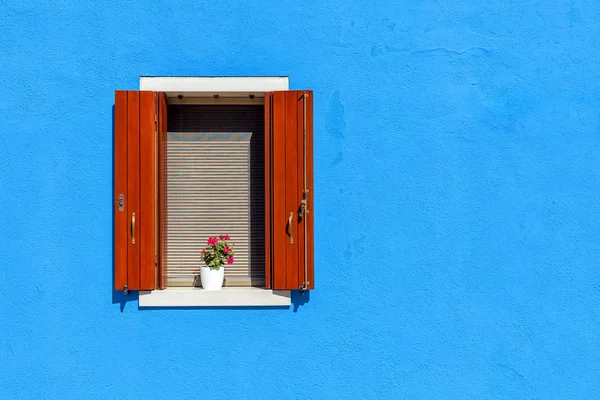 Fenêtre Avec Volets Bois Sur Mur Bleu Burano Italie — Photo