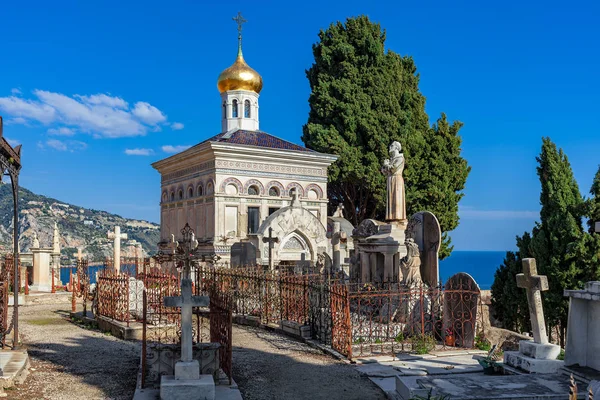 Antigua Capilla Ortodoxa Rusa Entre Cruces Estatuas Tumbas Antiguo Cementerio —  Fotos de Stock
