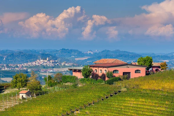Landhaus Auf Dem Hügel Und Den Herbstlichen Weinbergen Piemont Norditalien — Stockfoto