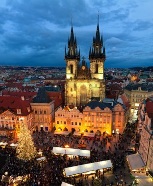 Prague, Çek Cumhuriyeti - 11 Aralık 2016: görünüm yukarıdan ünlü geleneksel Noel Pazar ve Eski Şehir Meydanı aydınlatılmış ve xmas tatil için Prag - Çek Cumhuriyeti başkenti dekore edilmiş kilisede Tyn.