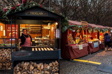 Prag, Çek Cumhuriyeti - 12 Aralık 2016: Kiosklar Hatıra Eşyası, sıcak içecekler ve geleneksel trdelnik kek Prag eski şehir Caddesi'ndeki ünlü yıllık Noel pazarı sırasında tükürmek.