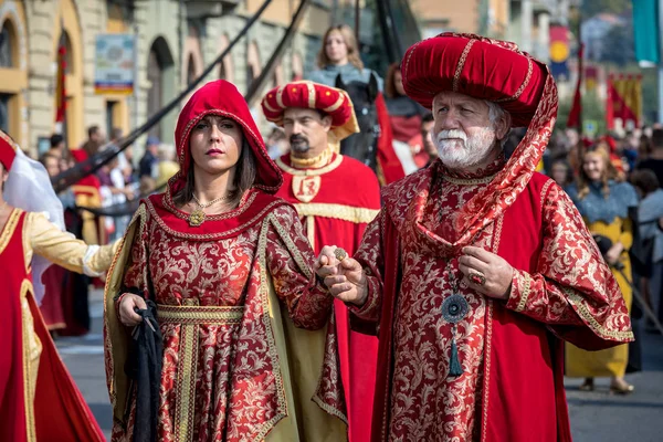 中世パレード 年間の白トリュフ祭り行われてイタリアのアルバで毎年中行事の一環として伝統的な衣装を着た行列に歴史的なドレスでアルバ イタリア 2017 — ストック写真