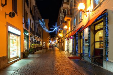 Alba, İtalya - 07 Aralık 2011: Yaya cadde ve eski şehir Alba mağazalar aydınlatılmış ve Noel tatili için dekore edilmiştir. Yerli halk ve turistler kent ziyaret ile çok popüler bir alandır.