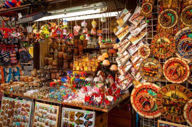 Prague, Çek Cumhuriyeti - 10 Aralık 2016: ahşap durak ile Prag eski şehir içinde yıllık Noel çarşı sırasında kış tatilleri ve geleneksel Hatıra Eşyası için dekorasyon.