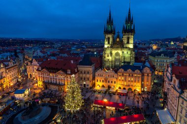 Prag, Çek Cumhuriyeti - 10 Aralık 2015: Yukarıdan akşam görünümünü geleneksel Noel Pazar Prag - popüler turizm, Eski Şehir Meydanı, beşinci en Avrupa şehri ziyaret.