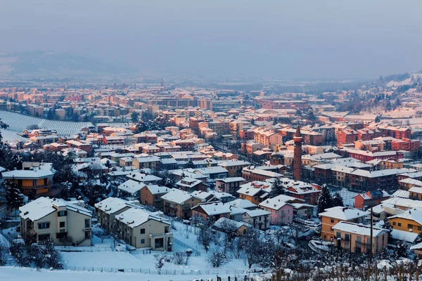 Vista Desde Arriba Pequeña Ciudad Italiana Alba Cubierta Nieve Piamonte — Foto de Stock