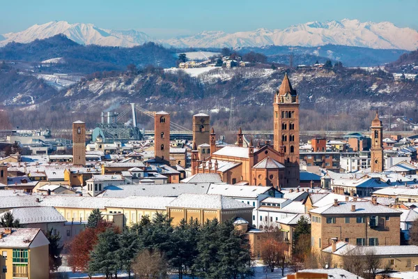 大聖堂と中世アルバの古い歴史的な中心のビュー層を有するイタリア北部ピエモンテ州の雪の塔します — ストック写真