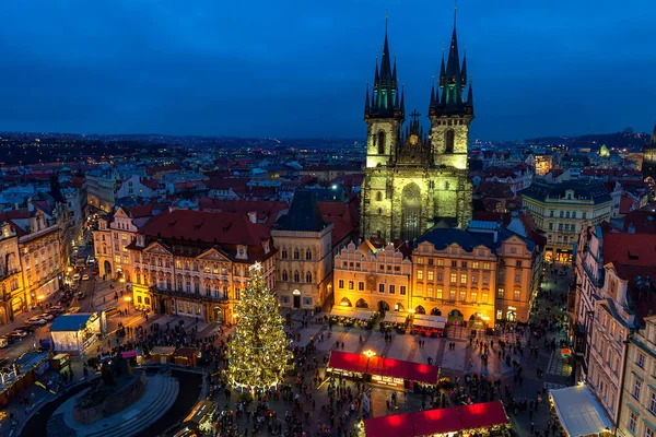 捷克布拉格 布拉格老城广场传统圣诞市场上方的夜景 热门旅游目的地 欧洲城市游客人数第五多 — 图库照片