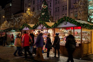 Prague, Çek Cumhuriyeti - 10 Aralık 2016: Hediyelik eşya ve süslemeleri ile ışıklı büfeler tarafından geleneksel Noel Pazar meydana her yıl Aralık sırasında geçen kişiden. Prag gelen turist ile çok popüler yer.
