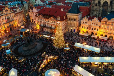 Prague, Çek Cumhuriyeti - 11 Aralık 2016: yukarıdan görünüm ünlü geleneksel Noel Pazar aydınlatılmış ve tatil için Prag - Çek Cumhuriyeti başkenti dekore edilmiş Eski Şehir Meydanı,.