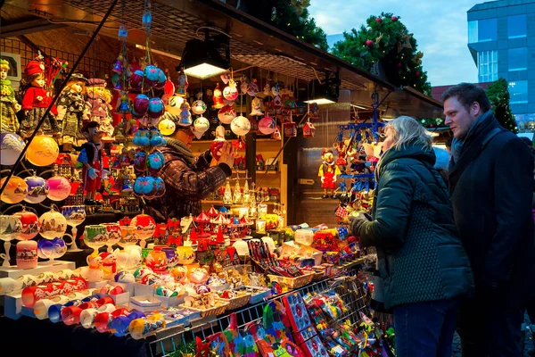 Praga Repubblica Ceca Dicembre 2016 Persone Che Acquistano Decorazioni Fatte — Foto Stock